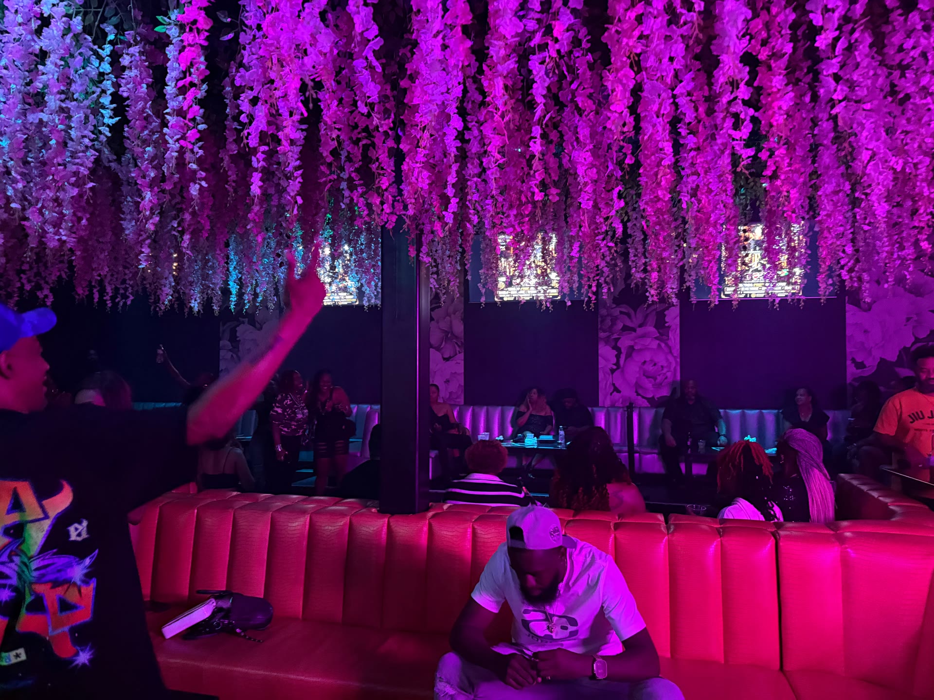 A lively evening beneath the flower ceiling at Gossip Lounge